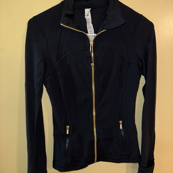 Lululemon fan favorite define jacket, powered by Nulu fabric. - Picture 4 of 7